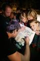 05.06.18_524 Shiver Autogrammstunde. Fans wollen Unterschrifte auf alles: Plakatte, Handies, Hnde, ...