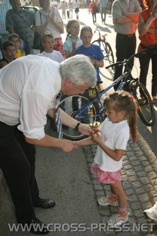 05.06.18_262 Hchstpersnlich hat BM Heuras auch den Kleinsten die Preise verliehen.