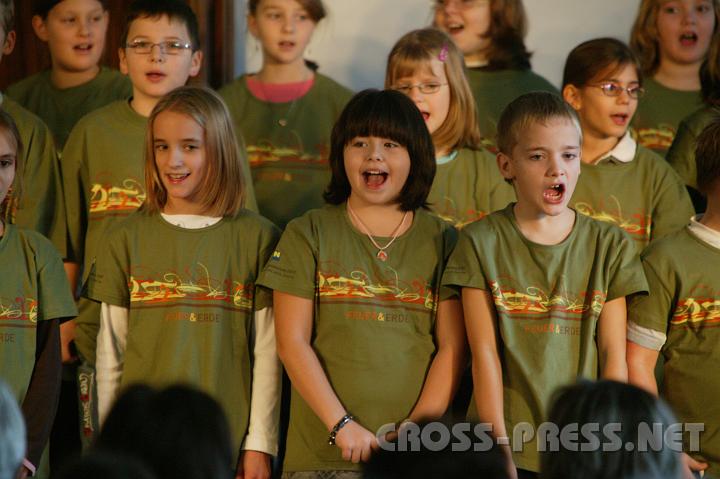 2007-12-09_11.11.20.JPG - Fröhlicher Chor der Volksschule.