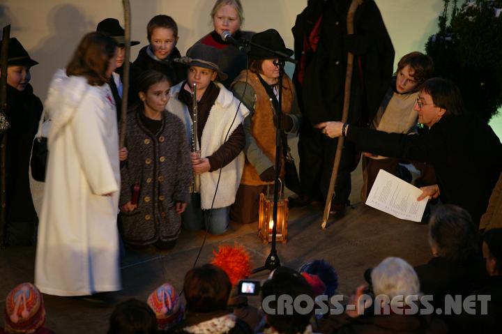 2007-12-16_16.17.45.JPG - Im Schlosshof führten die Volksschulkinder, 'gemanaged' von VS Lehrer Herbert Pauli, ein Krippenspiel auf.