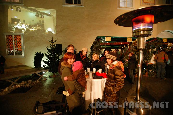 2007-12-16_16.59.54.JPG - "Stimmungsvoller Advent" wurde aus dem Auferstehungssaal in den Schlosshof übertragen.