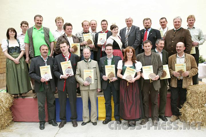 2008.04.20_13.52.36_01.JPG - Bgm. Mag. Johann Heuras mit Josef Aigner, Bezirksbauernratsobmann von St. Peter, und Ing. Gerhard Altrichter, Direktor der Landw. Fachschule Giehbl (Bild Mitte), die Moderatoren Carmen Kronschachner und Franz Monschein von der LJ (links), "Mostprinzessin" Martina Wimmer (Bild Mitte) mit prmierten Mostproduzenten.