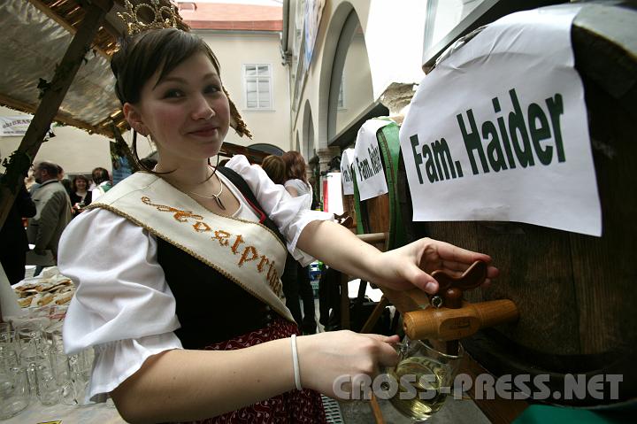 2008.04.20_14.07.26.JPG - "Mostprinzessin" Martina Wimmer zapft den edlen Tropfen.