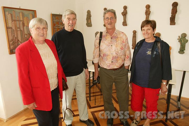 2008.06.08_11.06.03.JPG - Der Sohn des Knstlers, Dr. Hermann Zinner, organisierte die Ausstellung und macht persnlich Fhrungen.