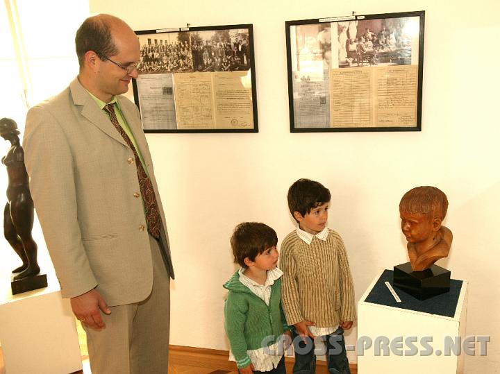2008.06.08_11.08.23.JPG - Eines der Lieblingsmotive Zinners waren Kinder.  Clemens und Simon, die Shne von Mag. Michael Wagner, bewundern ihresgleichen.