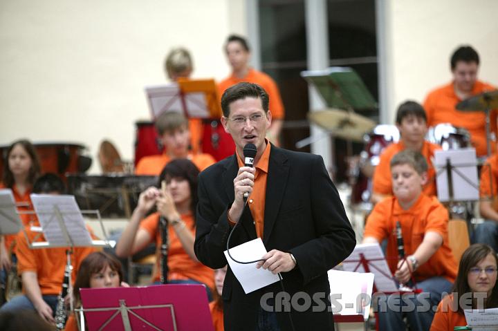 2008.06.08_10.10.33.JPG - Begrung im Schlosshof durch Musikschulleiter Mag. Ewald Huber.