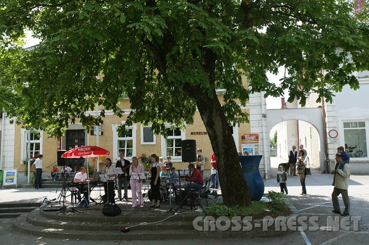 2008.06.08_11.53.36.JPG - Im Schatten einer Kastanie am Marktplatz wurde auch musiziert.