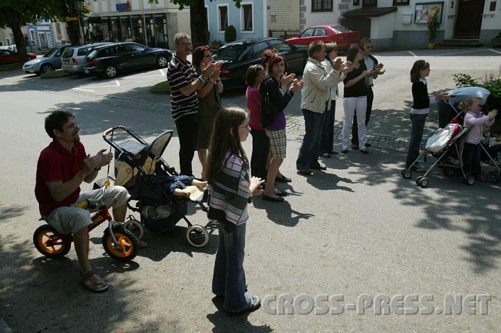 2008.06.08_11.53.57.JPG - Sitzgelegenheiten hatten die Zuhrer selbst mitzubringen.