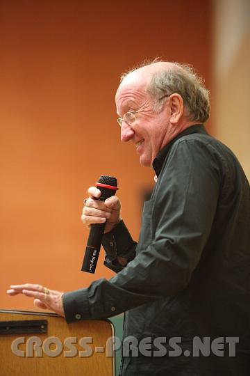 2009.10.21_19.58.18.jpg - Dr. Jan-Uwe Rogge bei seinem Vortrag "Grenzen setzen in der Pubertt" im Turnsaal der VS und HS St.Peter/Au.