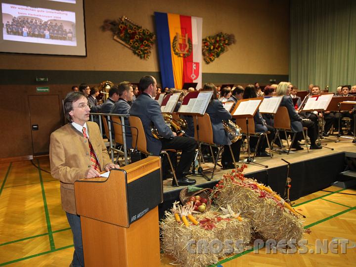 2009.10.25_20.11.28.jpg - Herbert Pauli führte in bekannt heiterer Weise durch das Programm.