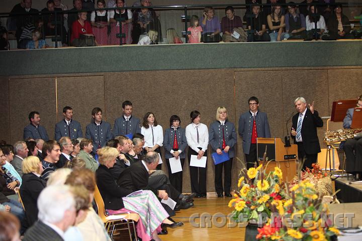 2009.10.25_21.13.29.jpg - Fr ihre Verdienste wurden viele Mitglieder des Musikvereins ausgezeichnet, LR Heuras bedankte sich mit freundlichen Worten fr die "Goldene Frdernadel" und erzhlte von Begegnungen in den letzten 12 Jahren.