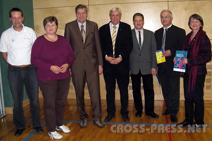 2009.11.10_21.56.43.jpg - Nach dem informativen Austausch beim Bezirkselternabend (v.l.n.r): Johann Lahmer (EV-Obmann VS St.Johann/Engstetten), Maria Ratzberger (EV-Obfrau HS St.Peter/Au), Josef Hrndler (Bez.Schulinspektor fr Pflichtschulen), Mag. Johann Heuras (Bildungslandesrat), Dir. Erich Greiner (HS St.Peter/Au), Ing. Franz Schaupmann (Obmann des EVN-Dachverbandes) und Mag. Ingrid Posch (Leiterin der EVN Geschftsstelle).