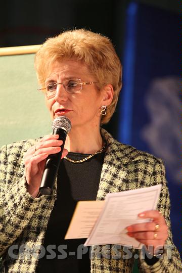 2010.06.26_19.03.34.jpg - VS-Direktorin Beate  Heuras bei ihrer Begrungsrede.