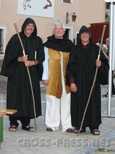 2010.09.11_18.22.49.jpg - Zum mittelalterlichen Fest kamen die "Missionare" aus Seitenstetten, denen die St.Peterer ihre urkundliche Ersterwhnung zu verdanken haben:  "Pater" Otto (OSR Vizebgm. Sagmeister) und "Pater" Franz (Bgm. Deinhofer) mit dem "Huptling" der Jubilumsgemeinde OSR Gerhard Wieser.