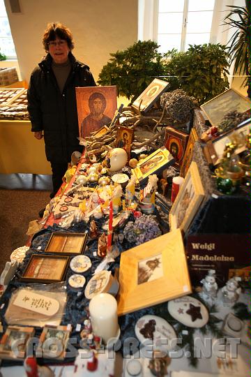 2010.11.28_11.09.28.jpg - Frau Madeleine Weigl aus St.Valentin bringt echte christliche Kunst, nmlich selbstgemalte Ikonen, sowie Hinterglasbilder und viele liebevoll gestaltete Basteleien zum Markt.