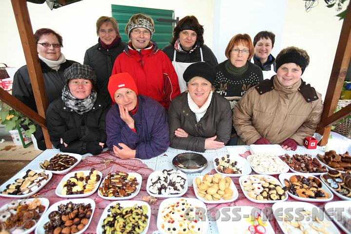 2010.11.28_14.11.03.jpg - Leckere Adventkekse gab's am Standl der ARGE Buerinnen St.Peter mit ihrer Vorsteherin Gertrude Schnegger (3. vorne v.l.n.r.).