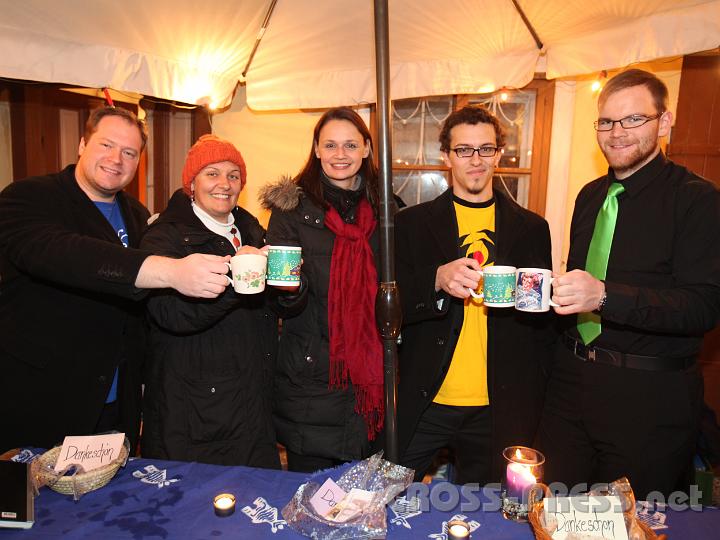 2011.12.04_21.55.34.jpg - Nach dem Konzert schenkten Zwo3wir den Fans noch Tee und Glühmost aus.   V.l.n.r.: Thomas Mayerhofer (Bass), Vera Burger (Alt), Tina Haberfehlner (Sopran), Paul Schörghuber (Tenor) und Michael Burghofer (Bariton).