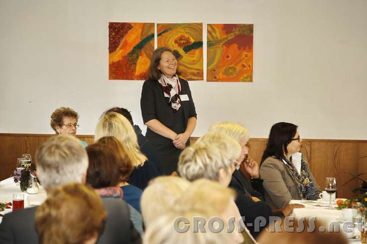 2015.10.18_11.24.50.JPG - Initiatorin Helga Rumpl, die die Bibliothek auch leitet.