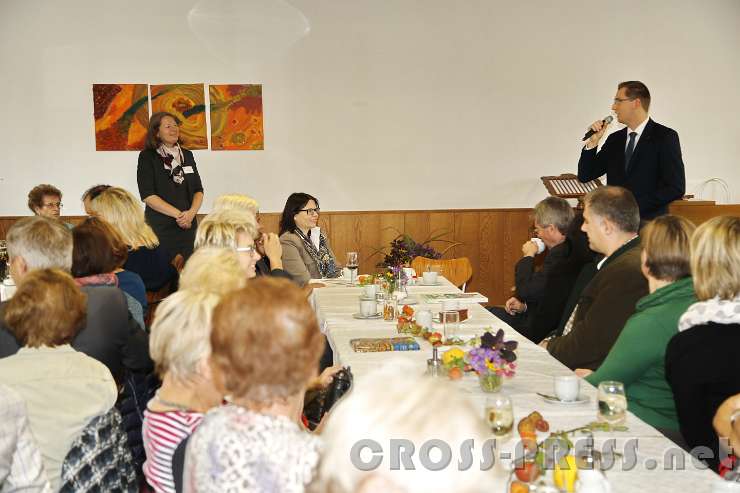 2015.10.18_11.24.58.JPG - Ansprache des Bürgermeisters im Pfarrsaal.