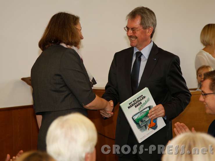 2015.10.18_11.45.16.JPG - LR Wilfing gratuliert der Bibliotheksleiterin, Mag. Helga Rumpl.