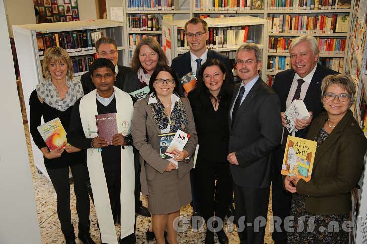 2015.10.18_11.56.32.JPG - In der neuen Bibliothek, v. l. n. r.: Lisa Kaindl (Ortsvorsteherin St.Peter), NMS- Direktor Erich Greiner, Pfarrer Peter Yeddanapalli, Mag. Helga Rumpl (Bibliotheksleiterin), Mag Astrid Aumayr (BH Amstetten), BM MMag. Johannes Heuras, Mag. Manuela Gsell (Treffpunkt Bibliothek NÖ), Landesrat Mag. Karl Wilfing, Landesschulratspräsident Mag. Johann Heuras, Gerlinde Falkensteiner (Bibliotheksfachstelle der Diözese St. Pölten)