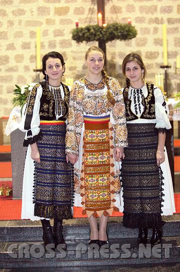 2009.12.19_19.05.50.jpg - Obwohl aus Siebenbrgen halten Viorela und Adelina Ioia, sowie Adina Popa nichts von der aktuellen Vampir-Mode und Transsilvanien-Klischees.