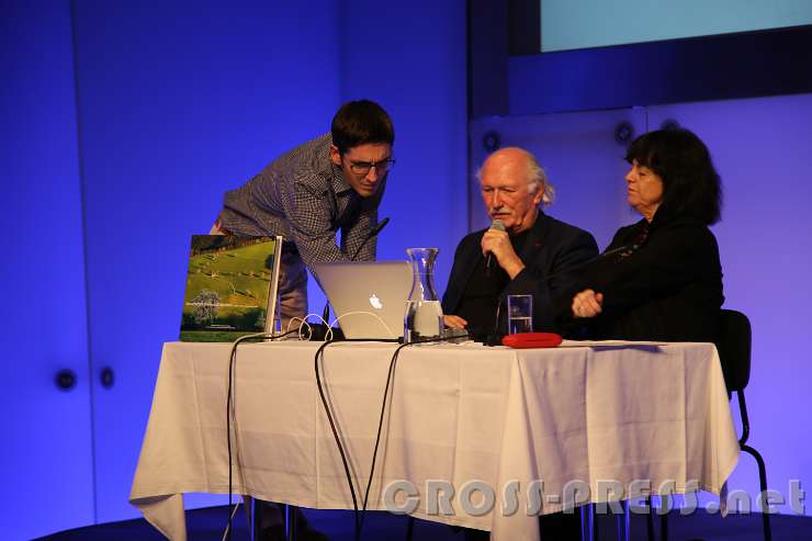 2016.12.12_20.37.59.JPG - Martin Ackerl, Lammerhubers Grafiker und technischer Mitarbeiter, hilft beim Einstellen der Routen-Karte, die von Wolfgang Thummerer stammt.