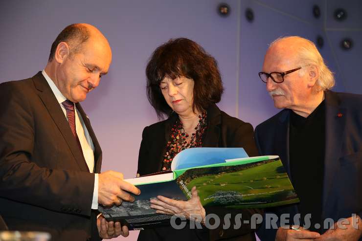 2016.12.12_20.58.43.JPG - Evelyn Schlag signiert das Exemplar für den Innenminister.