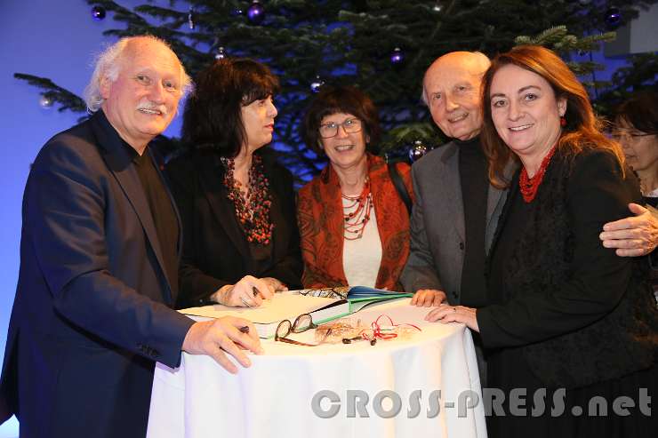 2016.12.12_21.20.02.JPG - Am runden Tisch: Starfotograf und Schriftstellerin, sowie das Lehrer-Ehepaar Ingrid und Heimo Cerny mit Silvia Lammerhuber, die den Verlag "Edition Lammerhuber" leitet.