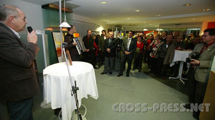 2008.11.14_21.28.43.JPG - Im Foyer der Raika herrschte whrend der Lesung totale Stille unter den dichtgedrngten Zuhrern.