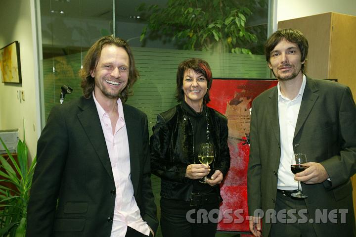 2008.11.14_21.47.33_01.JPG - Nach der Lesung die Vernissage "Freiheit in Farbe".  V.l.n.r.: Manfred Mitterlehner, Lektor und Autor; Renate Kaiser, Malerin; Wolf Ruzicka, Verlarg "Freya".