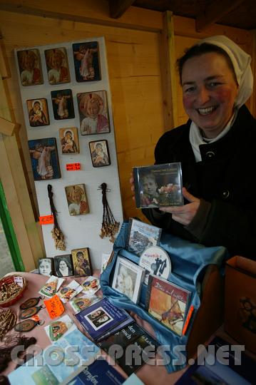 2008.12.13_12.34.36.JPG - Stand der "Gemeinschaft der Seligpreisungen" aus der Hinterbrhl und Maria Langegg.