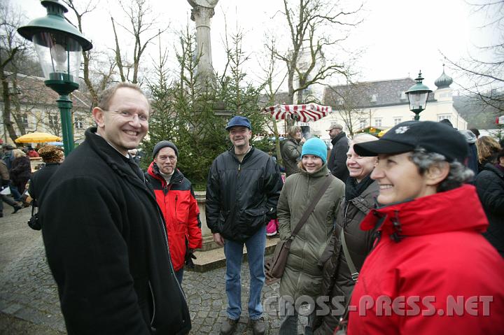 2008.12.13_12.48.31.JPG - P. Karl freut sich ber die zahlreichen Besucher.