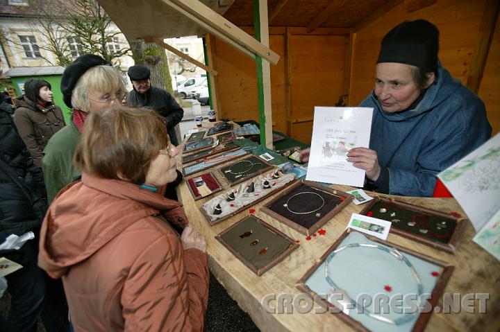 2008.12.13_13.35.57.JPG - Das Neue Testament auf einem "hlzernen" USB-Stick, prsentiert von Schwester Damienne von der Eremitengemeinschaft des Hl. Chariton in Sallapulka.