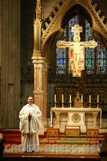 2008.12.13_12.17.34.JPG - Pater Karl Wallner bedankte sich nach dem Mittagsgebet bei den Besuchern, die die riesige Kirche (wie sonst nur zu Weihnachten und zu Ostern) voll besetzt hatten, um den wunderschnen Choral zu hren, frs Kommen und betonte bescheiden, dass das nur ihr einfaches, alltgliches Mnchsgebet sei, wie es auch in so vielen anderen Klstern gebetet werde.