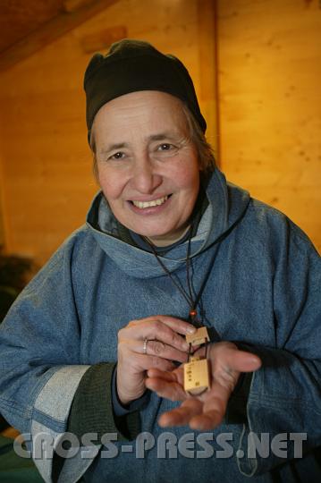 2008.12.13_13.43.05.JPG - Auch als Nonne kann man heutzutage technisch "up-to-date" sein.  Schwester Damienne von der Eremitengemeinschaft des Hl. Chariton in Sallapulka trägt einen modernen und dem Zweck entsprechend gestylten USB-Stick mit dem darauf gespeicherten Evangelium.