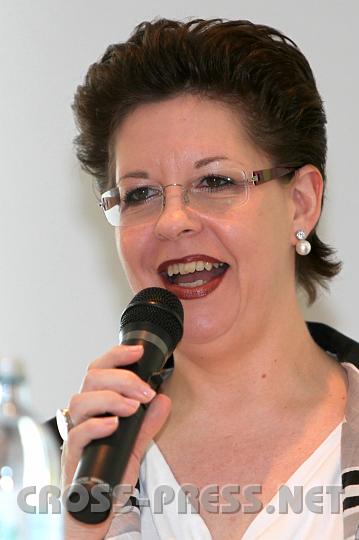 2010.03.22_10.29.22.jpg - Erffnungsstatement durch Staatssekretrin fr Wirtschaft Familie und Jugend Christine Marek.
