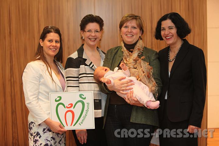 2010.03.22_10.09.24.jpg - v.l.n.r.: Mag.Alexandra Lugert, Bundesgeschftsfhrerin des . Familienbundes; Christine Marek, Staatssekretrin fr Wirtschaft, Familie und Jugend; Irene Bamberger, Landesgeschftsfhrerin des . Familienbundes mit Baby Aurelia; LAbg. Andrea Gottweis, Prsidentin des . Familienbundes.