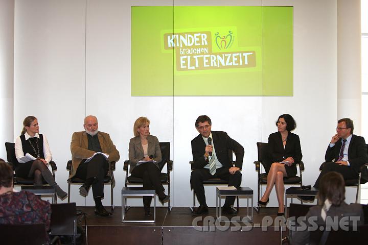 2010.03.22_13.21.16.jpg - Am Podium diskutierten: Mag.Christine Berendt, GF der Bernit GesmbH; Mag.Klaus Daubeck, Landesvorsitzender des Wiener Familienbundes; Dr.Martina Salomon, Ressortleiterin Innenpolitik "Die Presse"; Dr.Michael Srs, Landesschulinspektor fr Wiener AHS; LAbg. Andrea Gottweis, Prsidentin des . Familienbundes; Michael Fritz, GF des Transferzentrums fr Neurowissenschaften und Lernen der Uni Ulm.