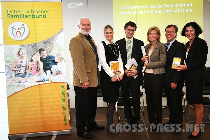 2010.03.22_14.39.34_01.jpg - v.l.n.r.: Mag.Klaus Daubeck, Landesvorsitzender des Wiener Familienbundes; Mag.Christine Berendt, Geschftsfhrerin der Bernit GesmbH Strawalchen; Dr. Michael Srs, Landesschulinspektor fr AHS in Wien; Dr.Martina Salomon, Ressortleiterin Innenpolitik "Die Presse"; Michael Fritz, Geschftsfhrer des Transferzentrums fr Neurowissenschaften und Lernen (ZNL) der Universitt Ulm; LAbg.Andrea Gottweis, Prsidentin des sterreichischen Familienbundes.