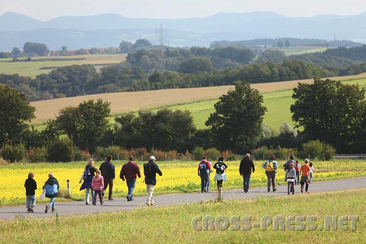 2010.09.19_14.24.11.jpg - Familienwandern bei herrlichem Frhherbstwetter ber sanfte Voralpenhgel mit Blick auf den "tscher", den hchsten Berg Niedersterreichs.