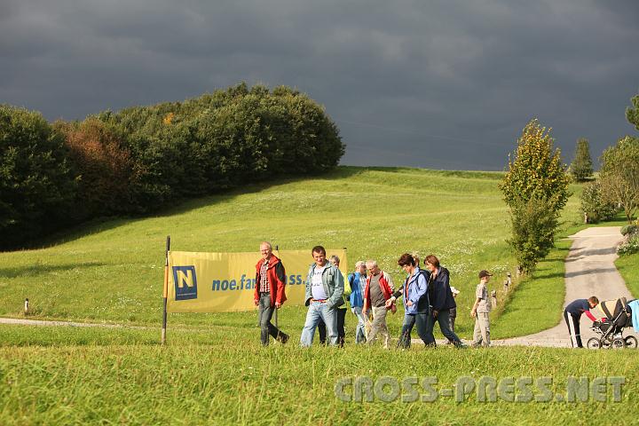 2010.09.19_16.18.04.jpg - Die Wanderroute fhrte vom Haubiversum in Petzenkirchen ber Fohra, Weinzierlberg, Obereichen, Kolm, Polln und den Pollner Berg wieder nach Petzenkirchen zurck.