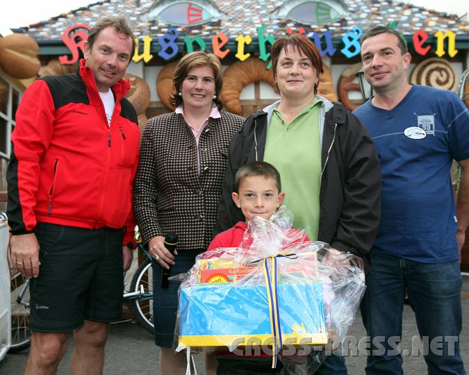 2010.09.19_17.32.58.jpg - Der kleine Gewinner des groen ersten Preises, Jakob Scheichlbauer mit Eltern (rechts), "Haubi's" Geschftsfhrer Anton Haubenberger und Moderatorin Bettina Prglhf vom N-Familienreferat.
