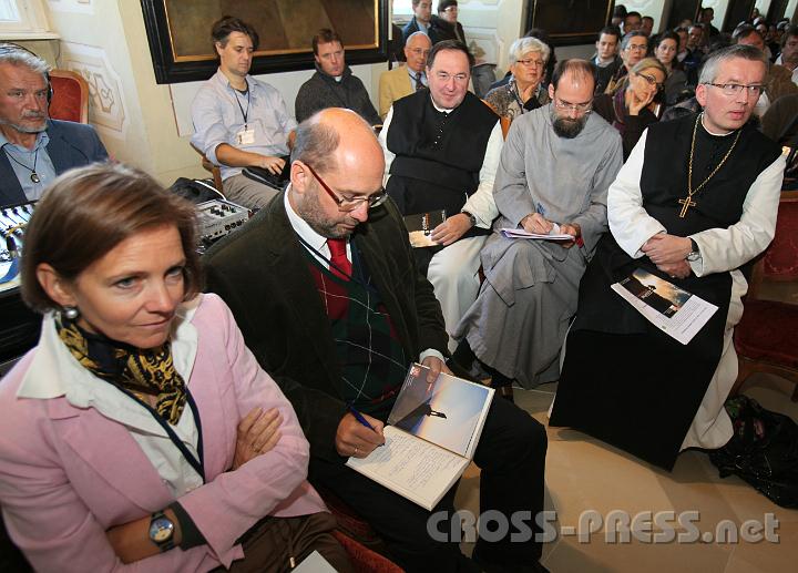 2011.10.15_09.27.30.jpg - Ganz vorne neben dem Abt gab es eine "Presse-Ecke".  :) U.a.: Stephan Baier ("Die Tagespost") mit Gattin, Reinhard Turner (Radio Maria), Roland Noé (Kath.net).