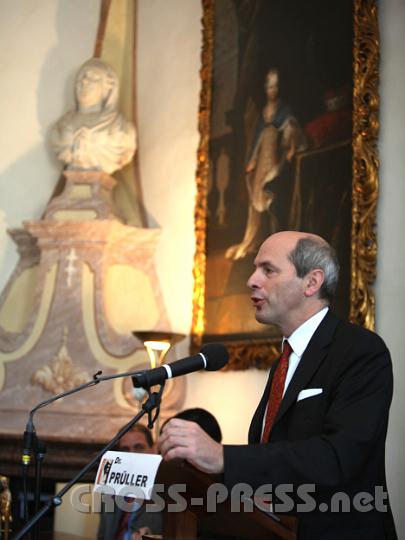 2011.10.15_09.54.24.jpg - Dr. Michael Prüller, Pressesprecher der Erzdiözese Wien und Vater von 8 Kindern, verglich Ehe und Zölibat miteinander und stellte viele Gemeinsamkeiten fest.