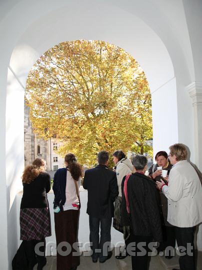 2011.10.15_10.46.16.jpg - In den Pausen traf man sich unter den Arkaden zum Kennenlernen und Austauschen.