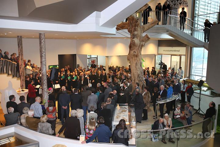 2013.02.23_16.08.38.jpg - Bei der Ausstellungseröffnung - Blick Richtung Eingangsbereich des Landesmuseums. Zu sehen sind auch die zahlreichen Besucher, die sich auf die verschiedenen Ebenen verteilt haben.