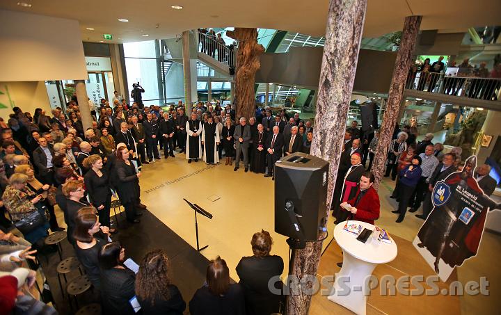 2013.02.23_16.10.21.jpg - Gedränge bei der Eröffnung -  doch die vielen Besucher konnten auf mehrere Etagen ausweichen.