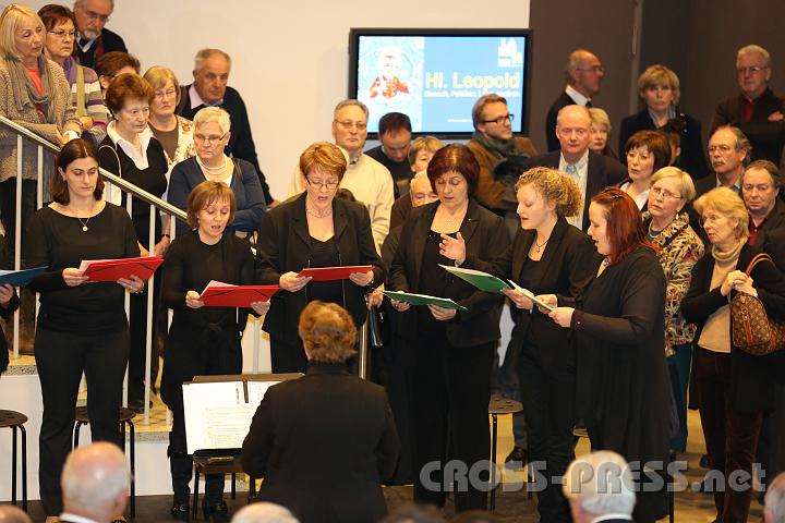 2013.02.23_16.17.15.jpg - Musikalisch passend umrahmt mit gregorianischem Choral aus dem Stift Klosterneuburg wurde die Eröffnung durch die Frauenschola des Dommusikvereines St. Pölten.