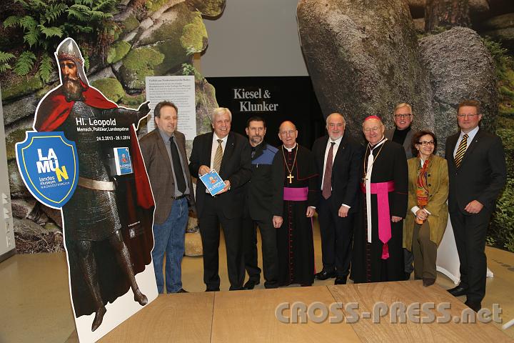 2013.02.23_17.08.38_01.jpg - Klosterneuburger Stiftsarchivar Karl Holubar, Landtagspräsident Johann Heuras, Wolfgang Huber vom Klosterneuburger Stiftsmuseum, Bischof Klaus Küng, NÖ-Superintendent Evangelische Kirche Mag. Paul Weiland, Klosterneuburger Abt Bernhard Backovsky, NÖ-Landesmuseums-Direktor Carl Aigner und Mag.Hermann Dikowitsch, Leiter der Abt. Kunst und Kultur, NÖ Landesregierung.